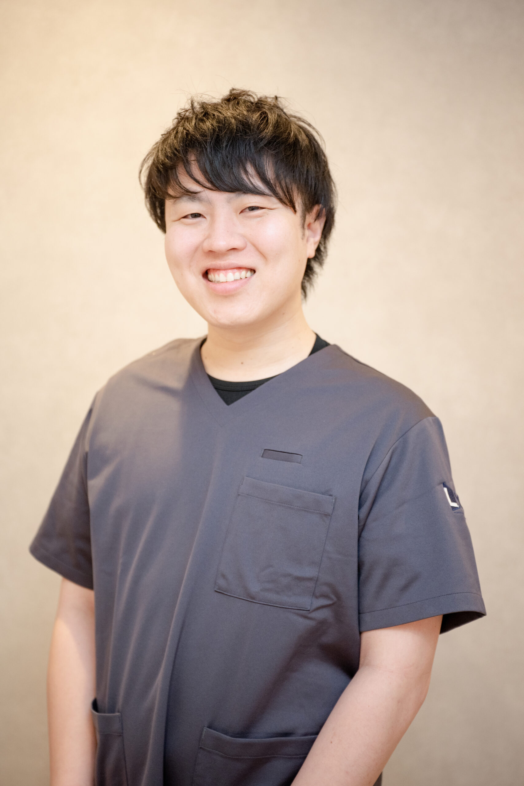 笑うと歯ぐきが見えるのはなぜ？ガミースマイルの対策